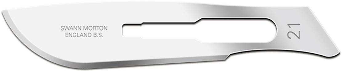 Chirurgische Klinge mit Gravur 'SWANN MORTON ENGLAND B.S.' und Nummer '21', silbern glänzend, dient zum präzisen Schneiden.