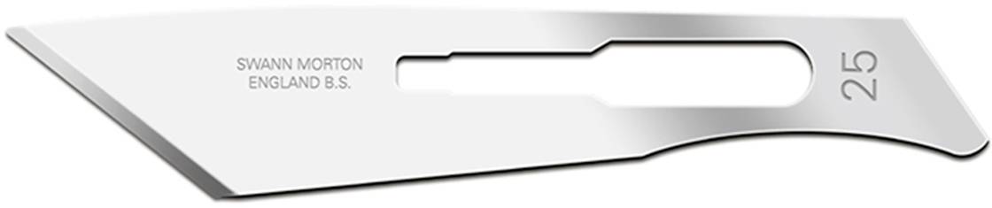 Ein Skalpellklinge mit Aufschrift 'Swann Morton England B.S. 25', silberfarben, mit scharfer Spitze und geradem Rand, liegt horizontal.