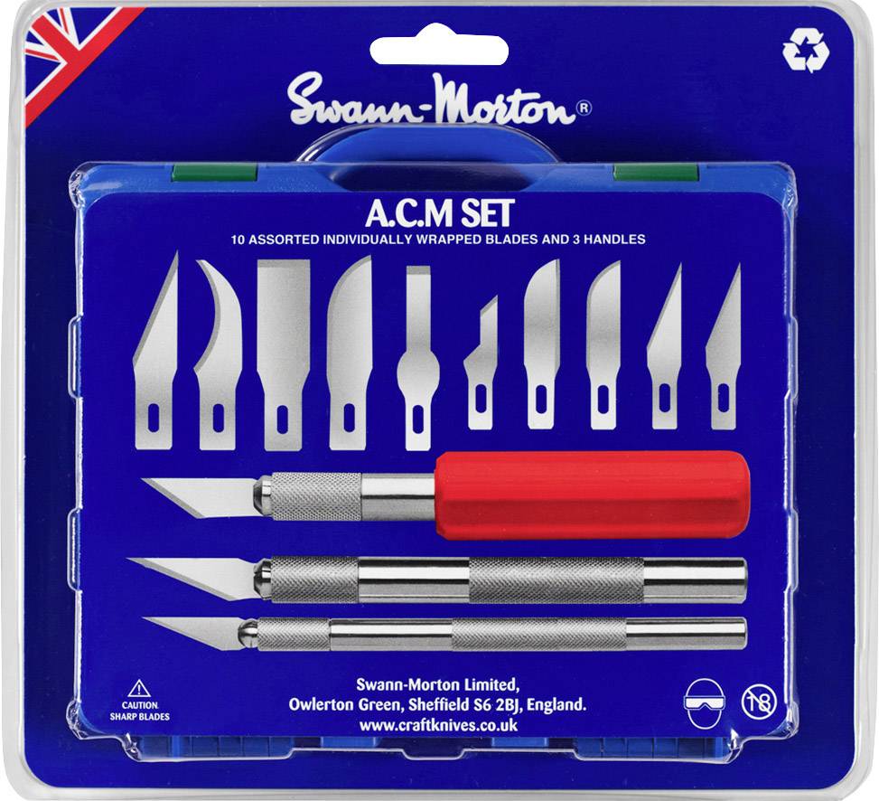 Ein Set Skalpellmesser von Swann-Morton mit verschiedenen Klingen und Griffen. Verpackung zeigt zehn Klingen und drei Griffe.