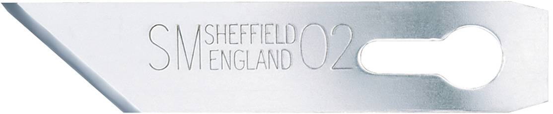 Metallische Klinge mit der Gravur 'SM Sheffield England 02'. Die Klinge hat eine spitze Form und eine Öffnung an einem Ende.