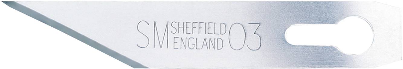 'SM Sheffield England 03' ist auf einer glänzenden Klinge graviert. Links ist die Klinge spitz zulaufend, rechts ein ovales Loch.