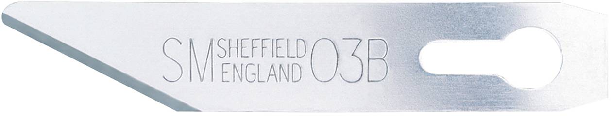 Chirurgische Klinge mit der Aufschrift 'S M SHEFFIELD ENGLAND 03B', aus Metall, spitz zulaufend, mit Öffnung zum Einsetzen in einen Griff.