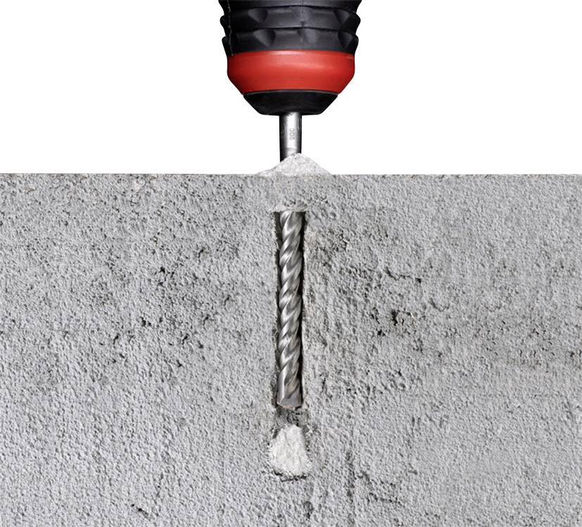 Ein Bohrer dringt senkrecht in eine Betonwand ein. Betonstaub sammelt sich um die Bohrstelle, der Bohrer ist aus Metall und Kunststoff.