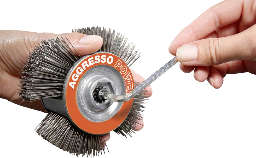 'AGGRESSO POWER' Drahtbürste in einer Hand gehalten, wird mit einem Werkzeug eingestellt. Hauptsächlich für Reinigungszwecke genutzt.