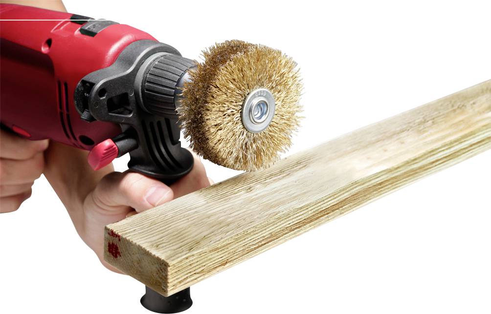 Eine Person schleift ein Holzbrett mit einer elektrischen Bürstenschleifmaschine, um die Oberfläche zu glätten und zu reinigen.