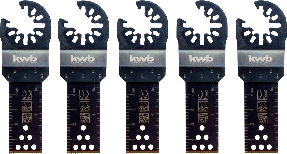 Fünf identische Sägeblätter für Multitools, darauf das Logo 'kwb'. Jedes Blatt zeigt Symbole für Materialien und hat eine Zentimeterskala.
