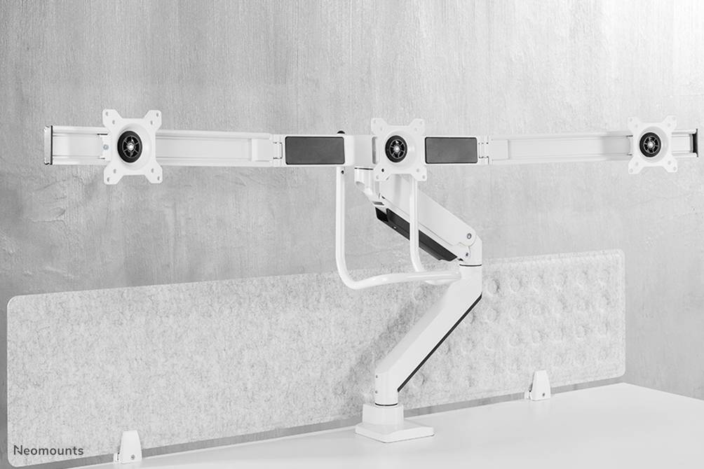 Dreifacher Monitorhalter in modernem Design, geeignet für ergonomische Arbeitsplatzanpassungen, an einem Schreibtisch montiert.