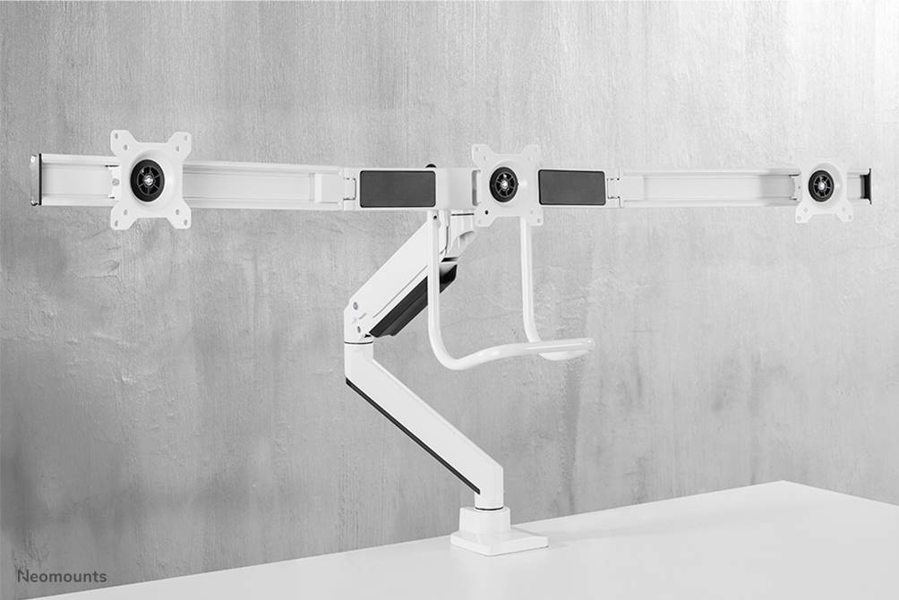 Monitorhalterung mit drei Armen auf Tisch montiert, geeignet für mehrere Monitore. Weiße Farbe, minimalistisches Design.