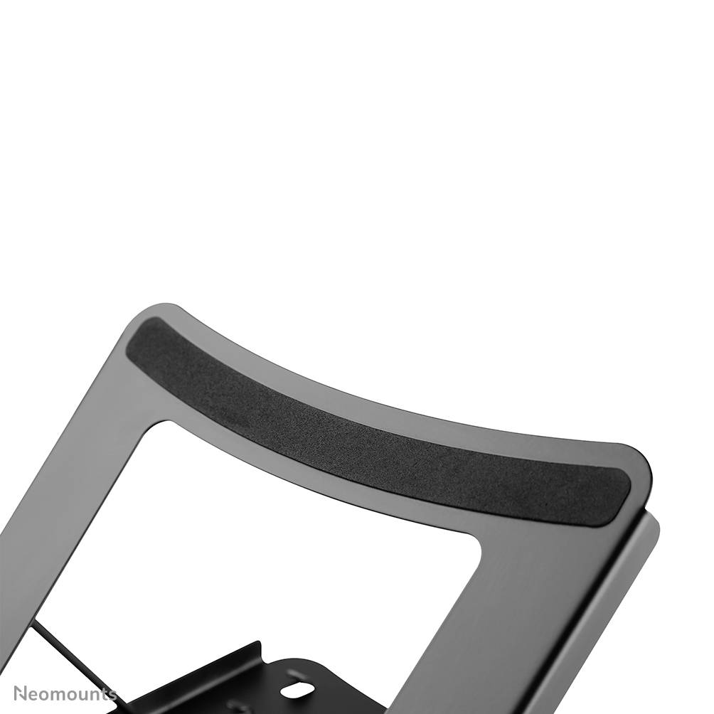 Ein eleganter, metallischer Monitorständer mit abgerundeten Kanten und schwarzem Gummistreifen an der Oberseite für Stabilität.