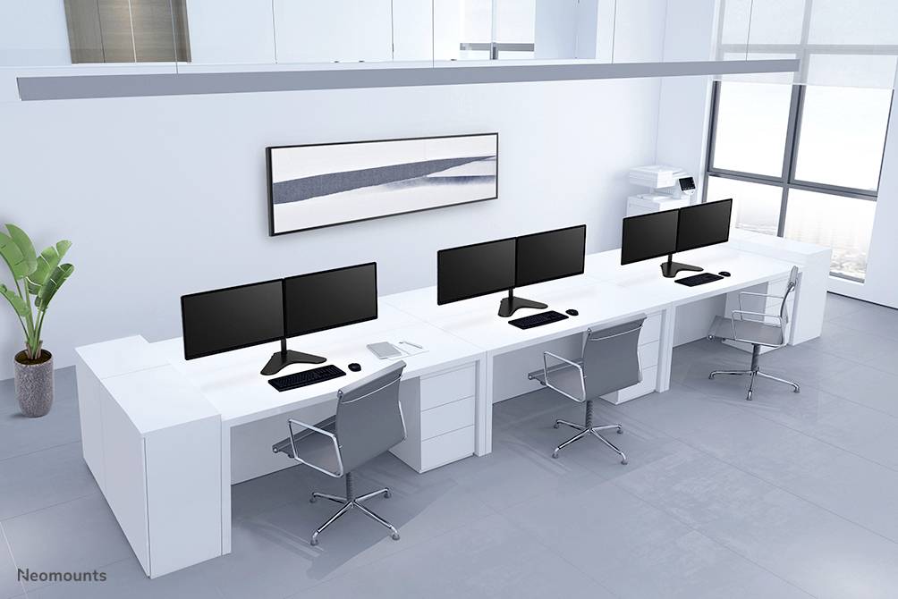 Modernes Büro mit vier Schreibtischen in einer Reihe, jeweils mit Doppelbildschirmen und grauen Bürostühlen; helle, minimalistische Einrichtung.