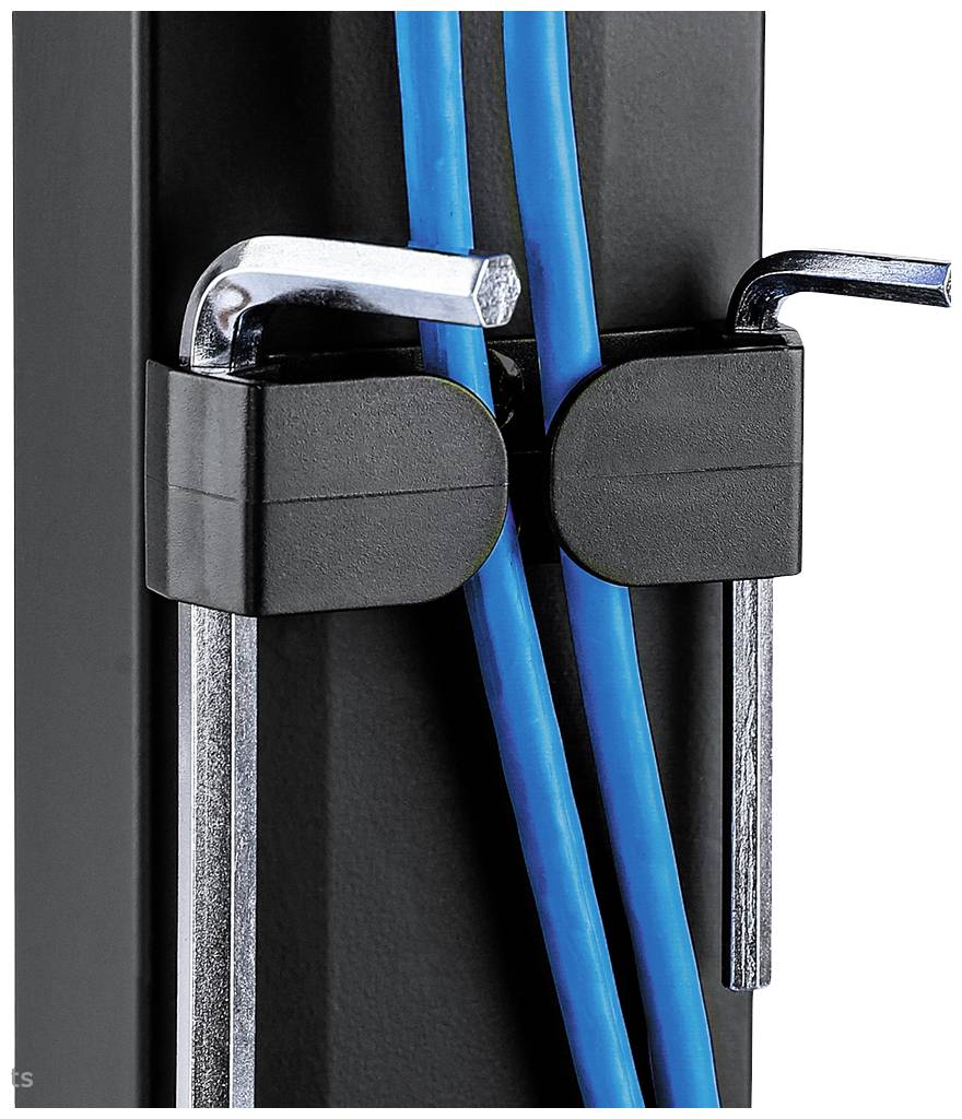 Zwei blaue Kabel werden auf einem schwarzen Gerüst von zwei schwarzen Clips gehalten, wobei L-förmige Metallwerkzeuge in die Clips ragen.