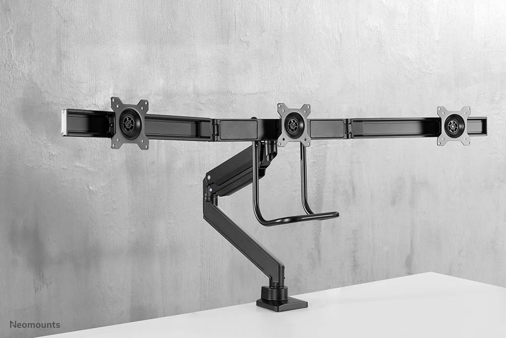 Monitorhalterung für drei Bildschirme, schwarzes Metall, montiert an einem Tisch, bietet Flexibilität und Platzersparnis im Büro.