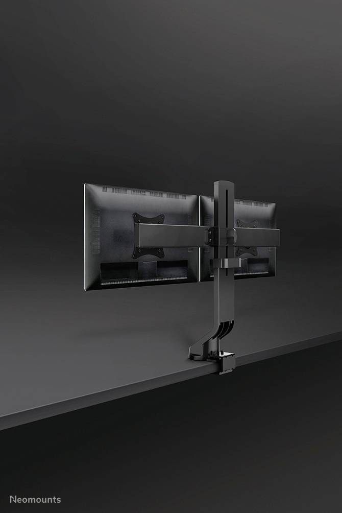 Zwei Monitore auf einem doppelten Monitorarm an einer Wand montiert, zeigen eine robuste und platzsparende Arbeitsplatzlösung.