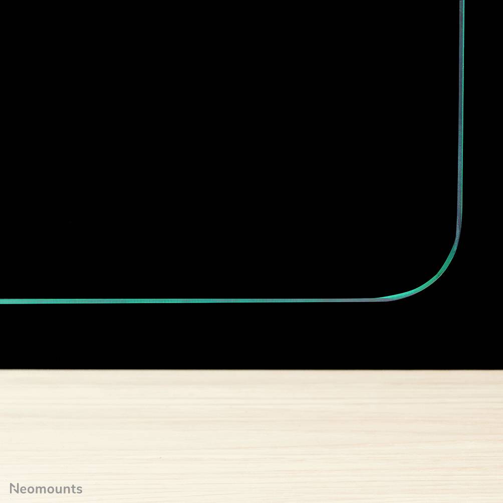 Ein gebogener Glasrand über einem Holztisch vor schwarzem Hintergrund. Unten links minimaler Text 'Neomounts'.