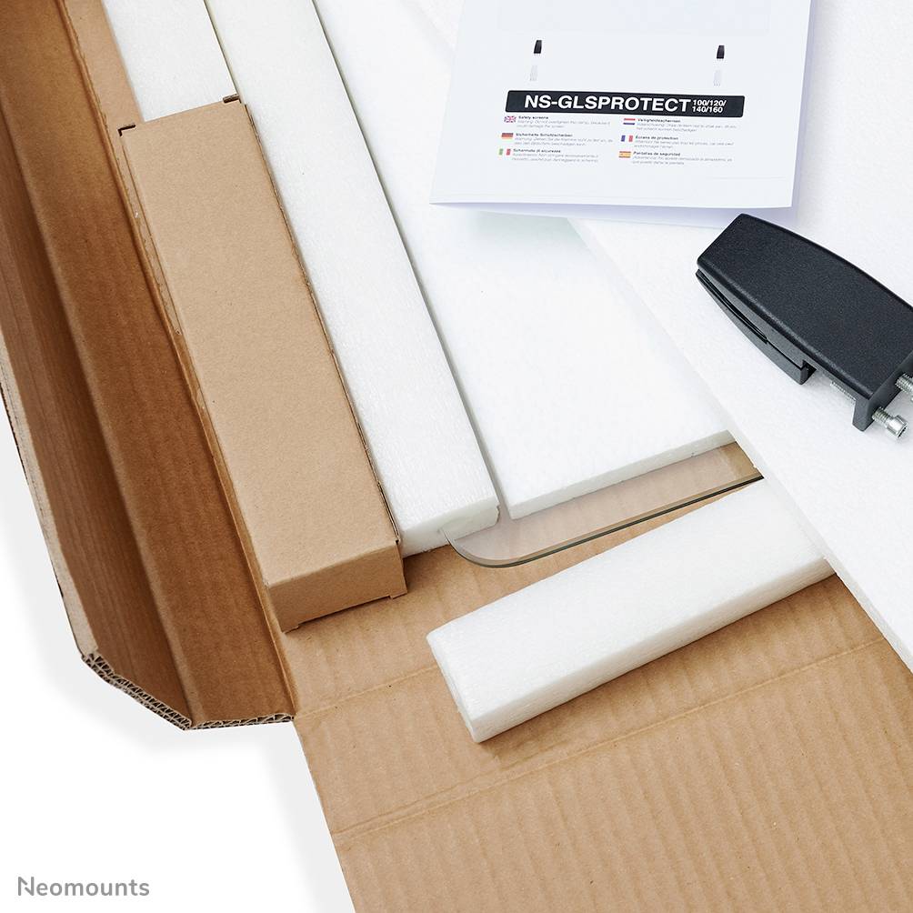 Verpackung aus Karton und Schaumstoff mit einem Papier und einem schwarzen Tacker darauf.