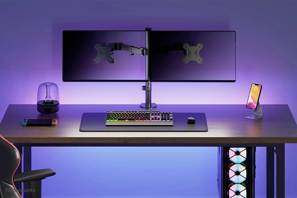 Ein moderner Schreibtisch mit zwei montierten Monitoren, einer RGB-Tastatur, einer Maus, einem Smartphone-Halter und LED-Beleuchtung.