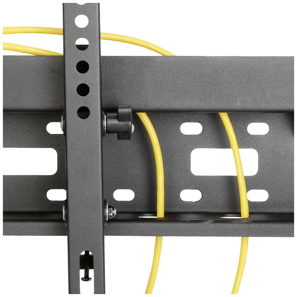 TV-Wandhalterung aus Metall an der Wand mit gelben Kabeln, die durch Öffnungen verlaufen.
