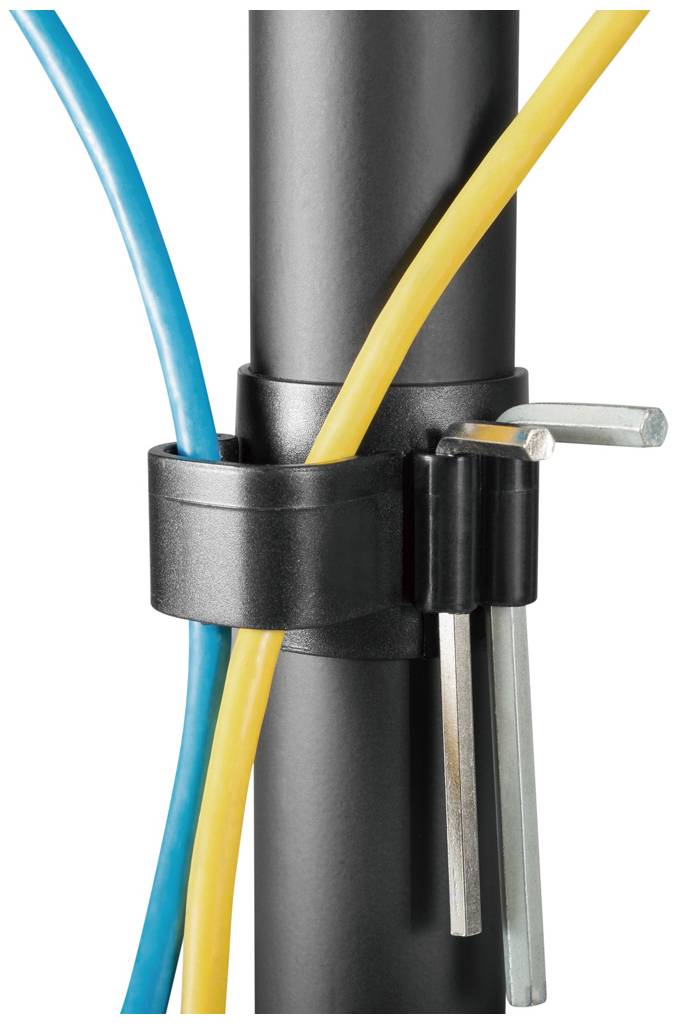 Ein schwarzer Kabelbinder hält ein blaues und ein gelbes Kabel an einem Rohr. Zwei Metallwerkzeuge stecken ebenfalls im Kabelbinder.