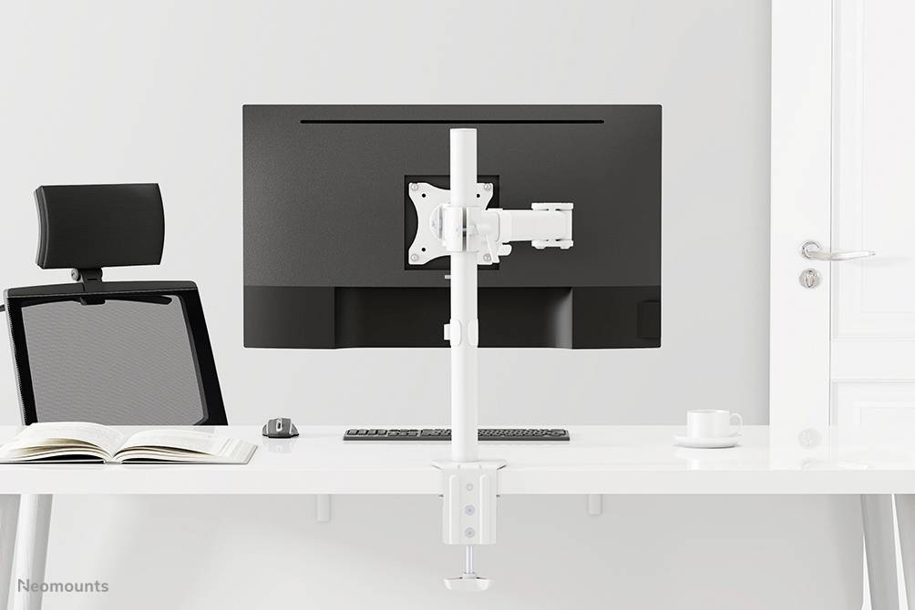 Ein minimalistischer Arbeitsplatz mit einem Schreibtisch, auf dem ein großer Monitor auf einem weißen Ständer steht, daneben eine Tasse und ein Buch.
