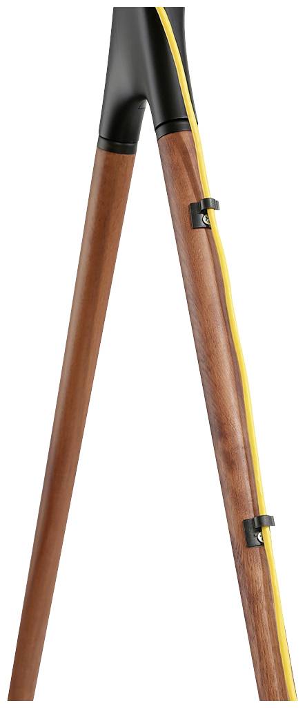 Stativ mit Holzbeinen und gelbem Kabel.