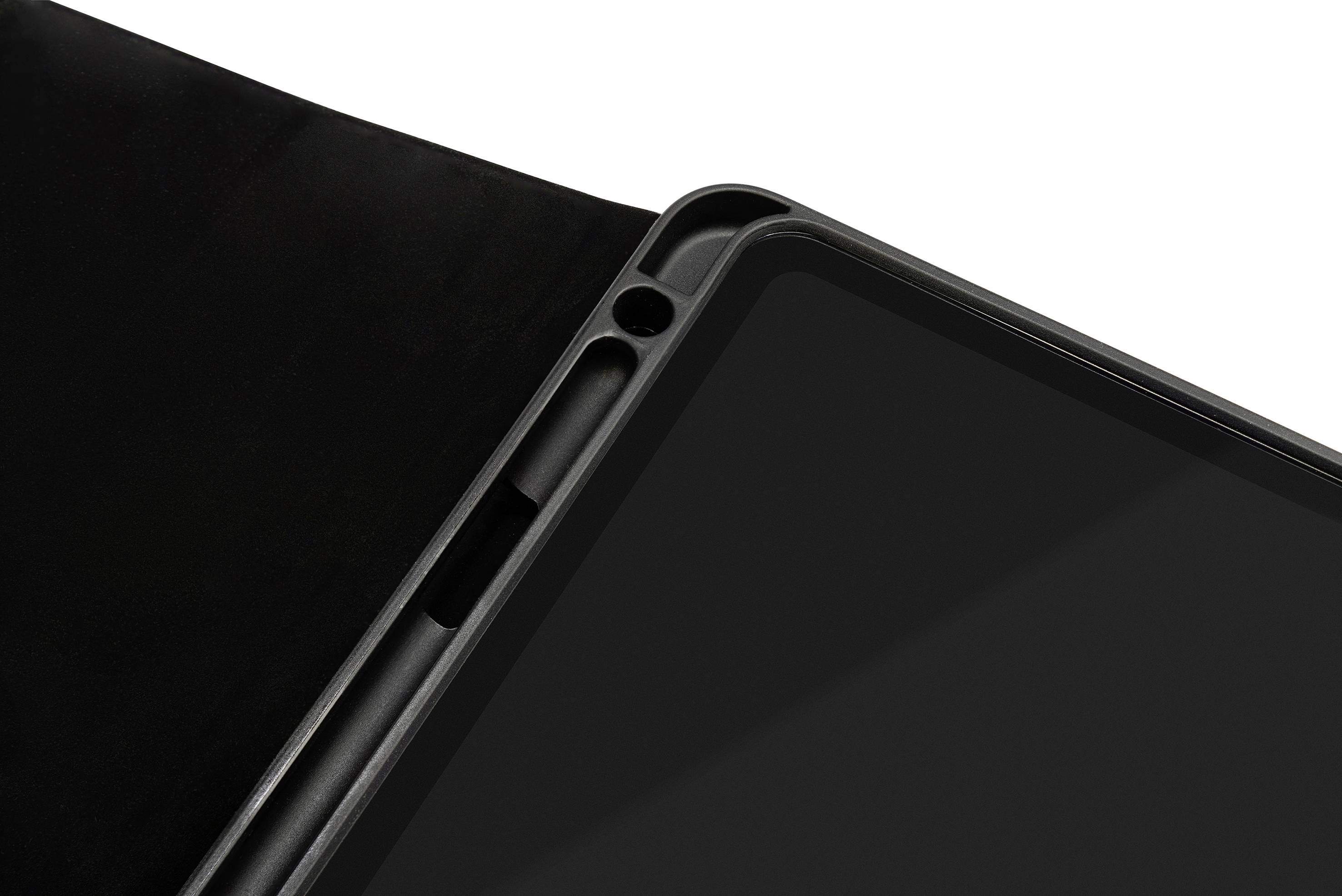 Nahaufnahme eines Tablets in einer Hülle, teilweise geöffnet, mit schwarzem Bildschirm und Kameraloch.