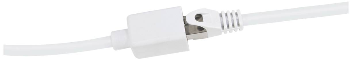 Ein weißes Ethernet-Kabel mit einem rechteckigen Stecker und einer Sicherungsraste, das zur Vernetzung von Geräten verwendet wird.