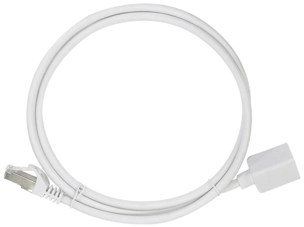 Weißes Ethernet-Kabel mit RJ45-Stecker und RJ45-Buchse, zusammengewickelt in einem Kreis, auf weißem Hintergrund.