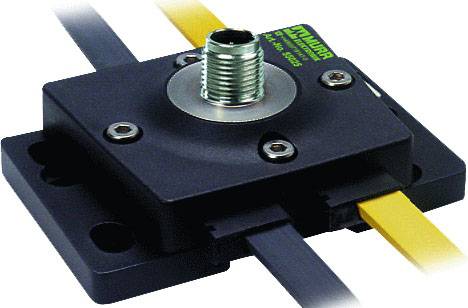 Sensorgerät mit mehreren Kabelanschlüssen in einem quadratischen Gehäuse, montiert auf einer Metallplatte.