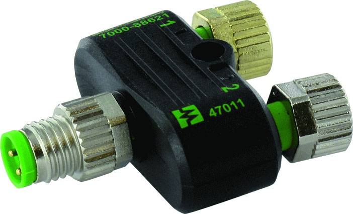 Ein schwarzer T-förmiger Verteiler mit grünen und goldenen Anschlüssen, verwendet in elektrischen oder hydraulischen Systemen.
