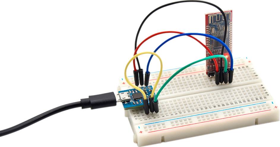 Steckbrett mit verkabeltem Mikrocontroller und Bluetooth-Modul, verbunden durch bunte Kabel. USB-Kabel links verbindet System zur Stromversorgung.