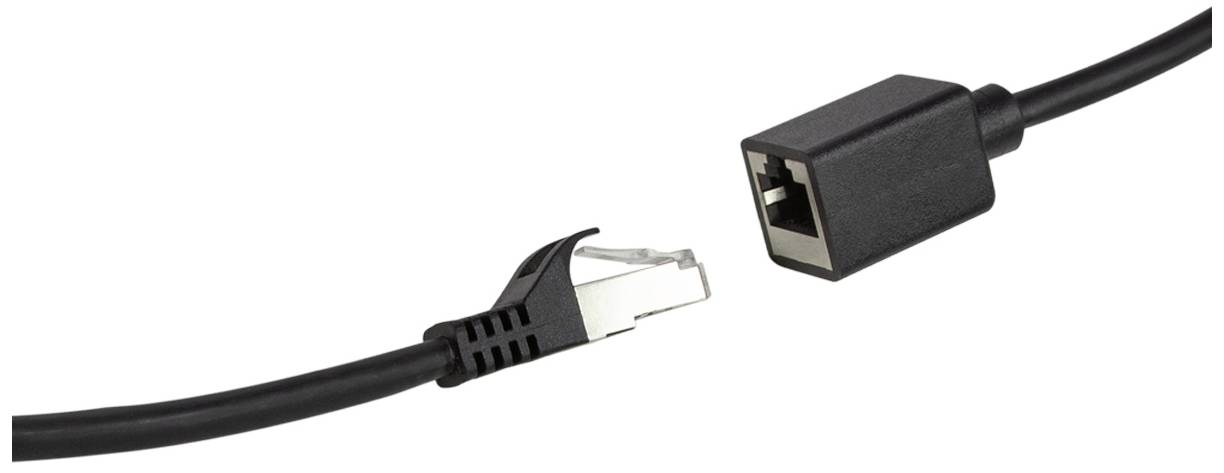 Ein Ethernet-Kabel und Adapter, bereit zum Anschließen, auf weißem Hintergrund.