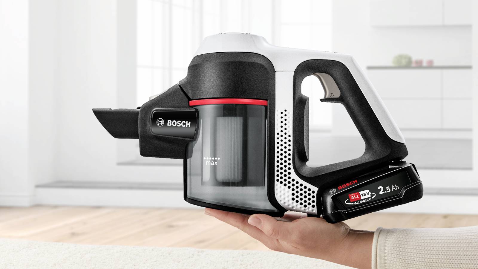 Akkustaubsauger in der Hand gehalten, zeigt das kompakte Design und die Details der Bosch-Marke, im Hintergrund ein modern eingerichteter Raum.