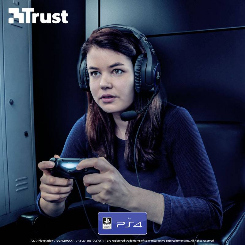 Eine Frau mit Headset spielt konzentriert ein Videospiel auf einer Playstation 4. Oben links steht das Wort 'Trust'.