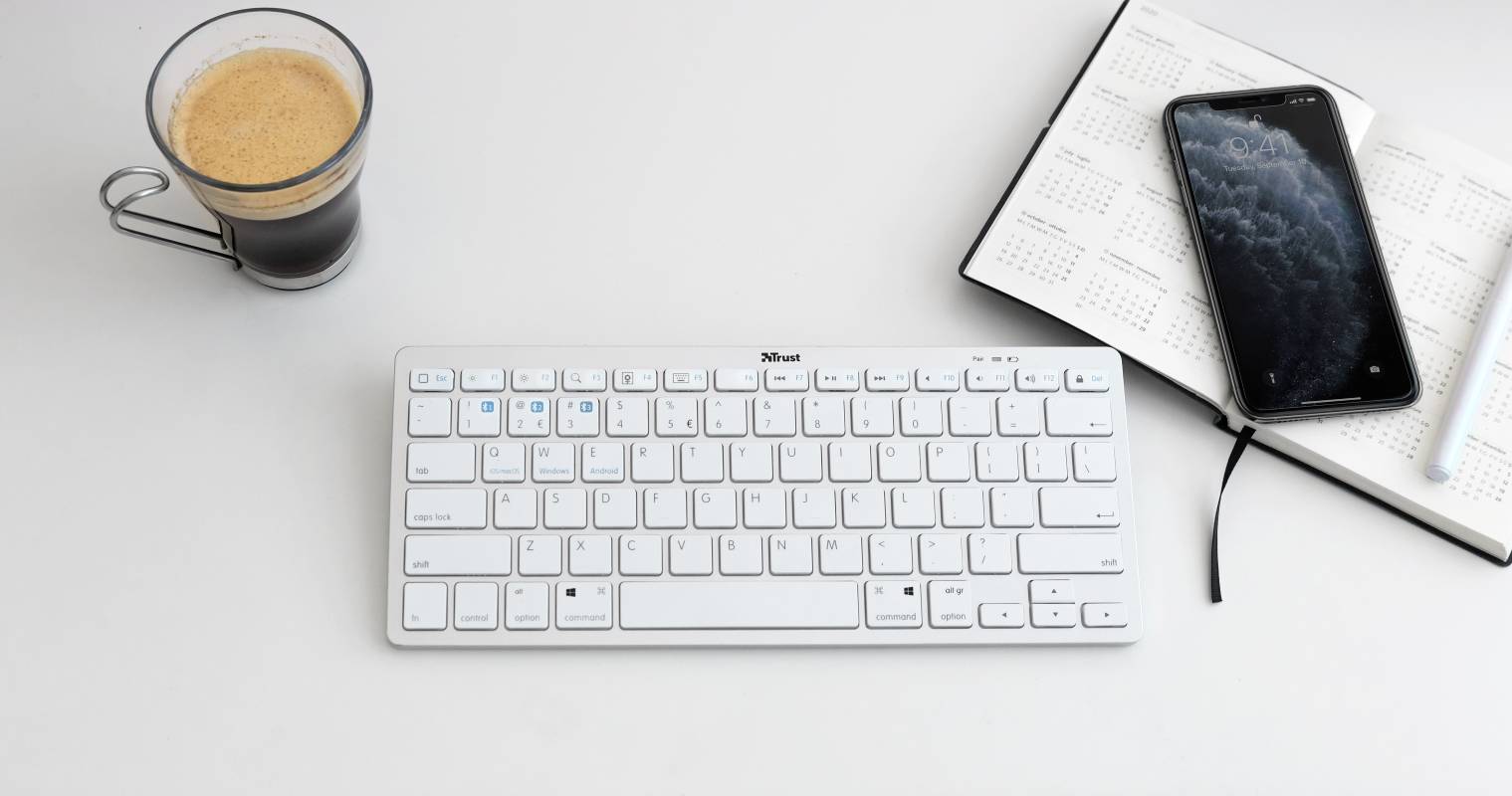 Trust NADO Bluetooth® Tastatur Deutsch, QWERTZ Weiß Multimediatasten