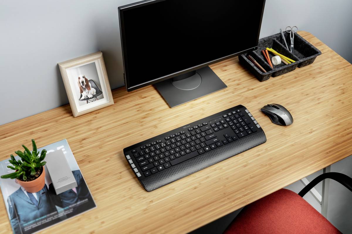 Trust TECLA-2 Kabellos, USB Tastatur, Maus-Set Ergonomisch, Multimediatasten Deutsch, QWERTZ Schwarz