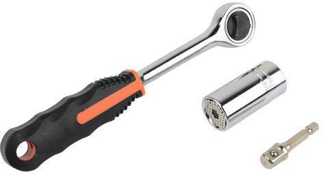 Ratsche mit schwarzem Griff, Universalsteckschlüssel und Adapter. Werkzeuge für mechanische Aufgaben und Reparaturen.