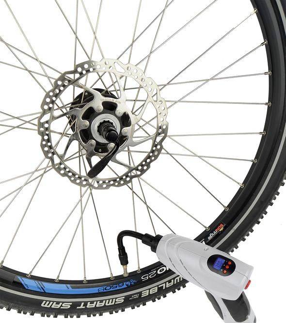 Brüder Mannesmann M17200 Volumenpumpe 8 bar mit Arbeitslampe, 12 und 230V ladebar