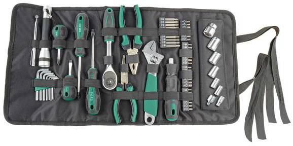 Ein geöffnetes Werkzeugset in einer schwarzen Tasche, bestehend aus Schraubendrehern, einer Zange, einem Schraubenschlüssel und Steckschlüsselaufsätzen.