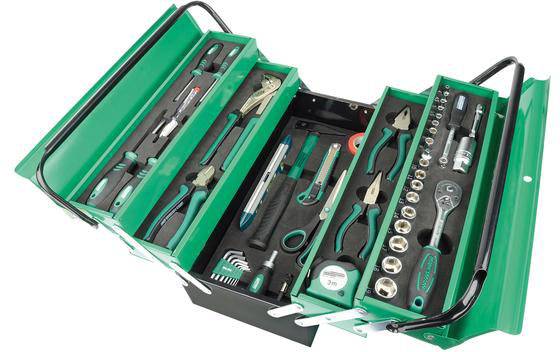 Ein geöffneter Werkzeugkasten mit verschiedenen Werkzeugen wie Schraubenschlüssel, Zangen und Schraubendreher, alles ordentlich angeordnet.