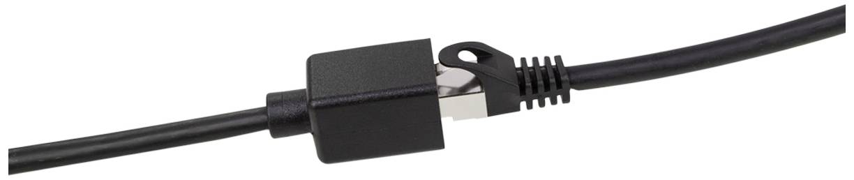 Ein schwarzes Ethernet-Kabel mit einem Schutzclip, der den Stecker fixiert und schützt, auf einem weißen Hintergrund.