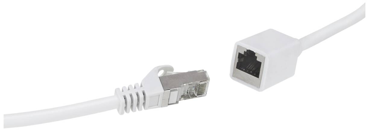Ein weißes Ethernet-Kabel mit RJ45-Stecker vor einem weißen Hintergrund nähert sich einer passenden Buchse.