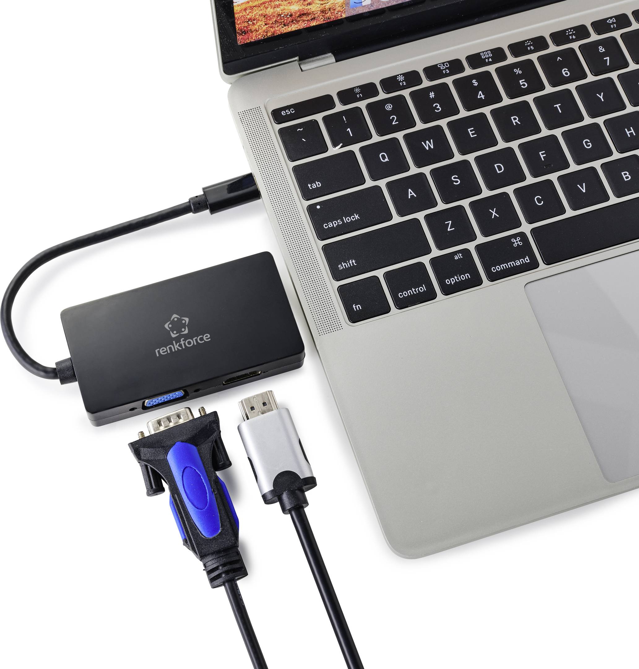 Ein Laptop mit einem angeschlossenen Adapter, der über mehrere Kabel an verschiedene Geräte wie HDMI und VGA verbunden ist.