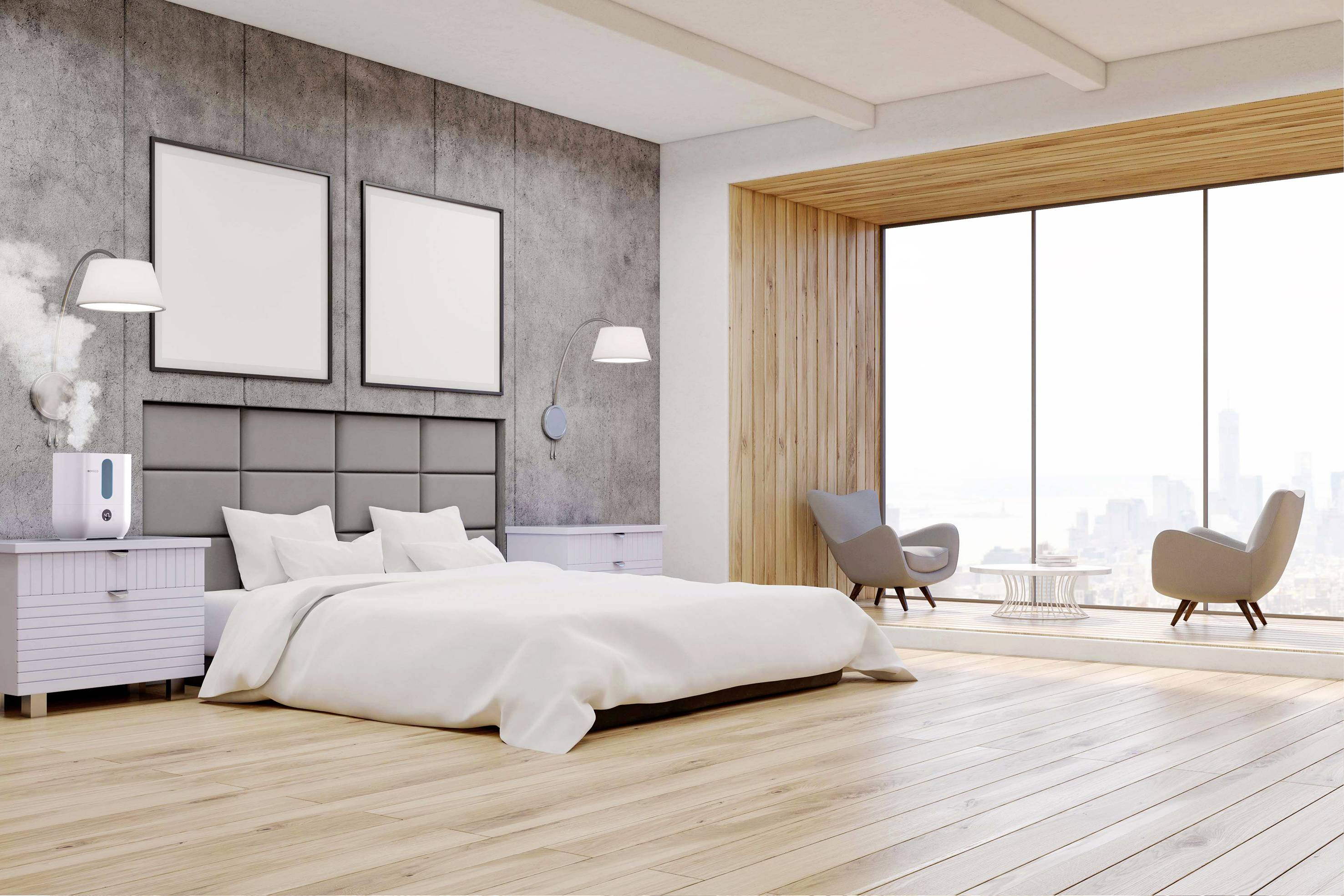 Ein modernes Schlafzimmer mit einem großen Bett, einem Luftbefeuchter auf einer Kommode, zwei Sesseln und einem großen Fenster mit Stadtblick.