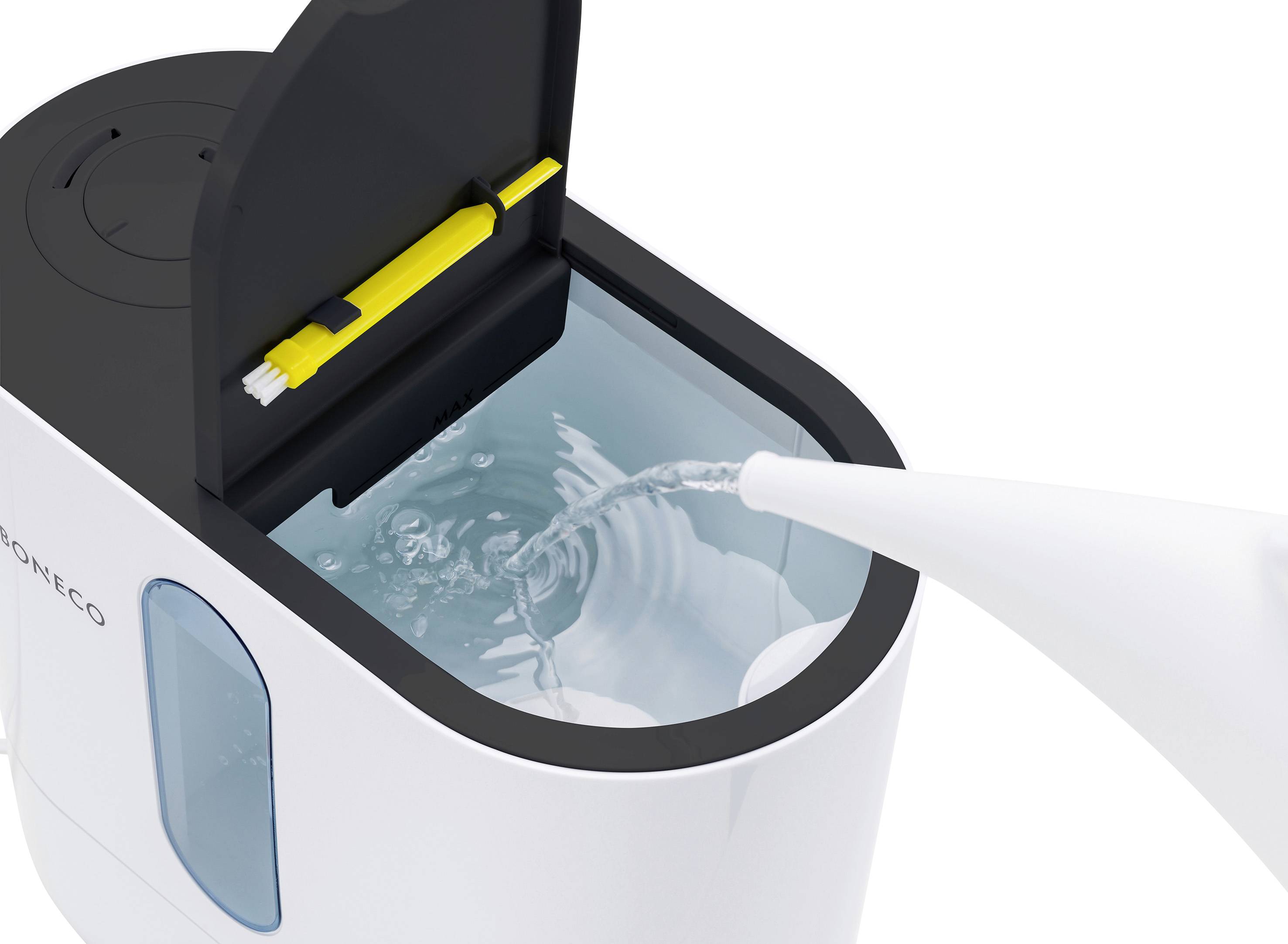 Ein weißer Wasserkocher wird mit Wasser befüllt. Der Deckel ist geöffnet und man sieht einen gelben Schwimmer im Inneren.