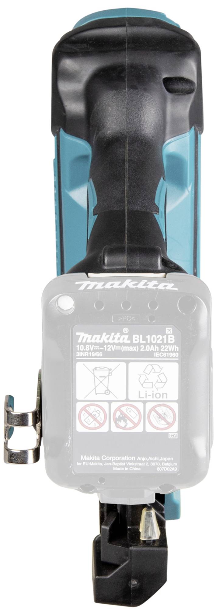 Ein Akkuwerkzeug mit befestigtem Lithium-Ionen-Akku, auf dem Sicherheits- und Warnhinweise lesbar sind.