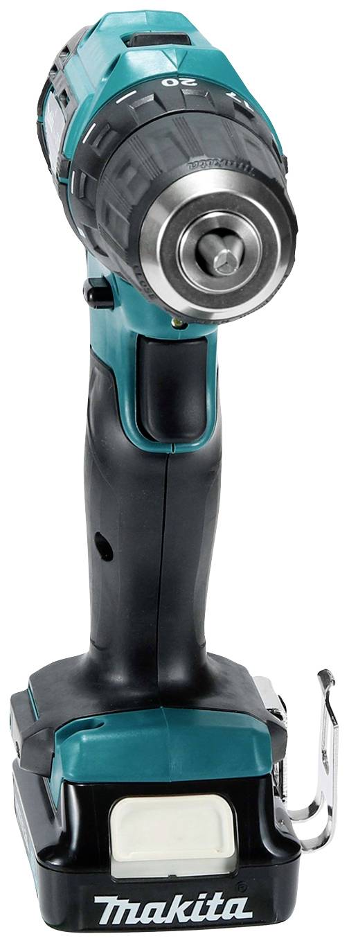 Ein Akkubohrschrauber mit einem Turquoise- und Schwarztönigen Gehäuse. Es hat den Markenschriftzug 'Makita' am Sockel.