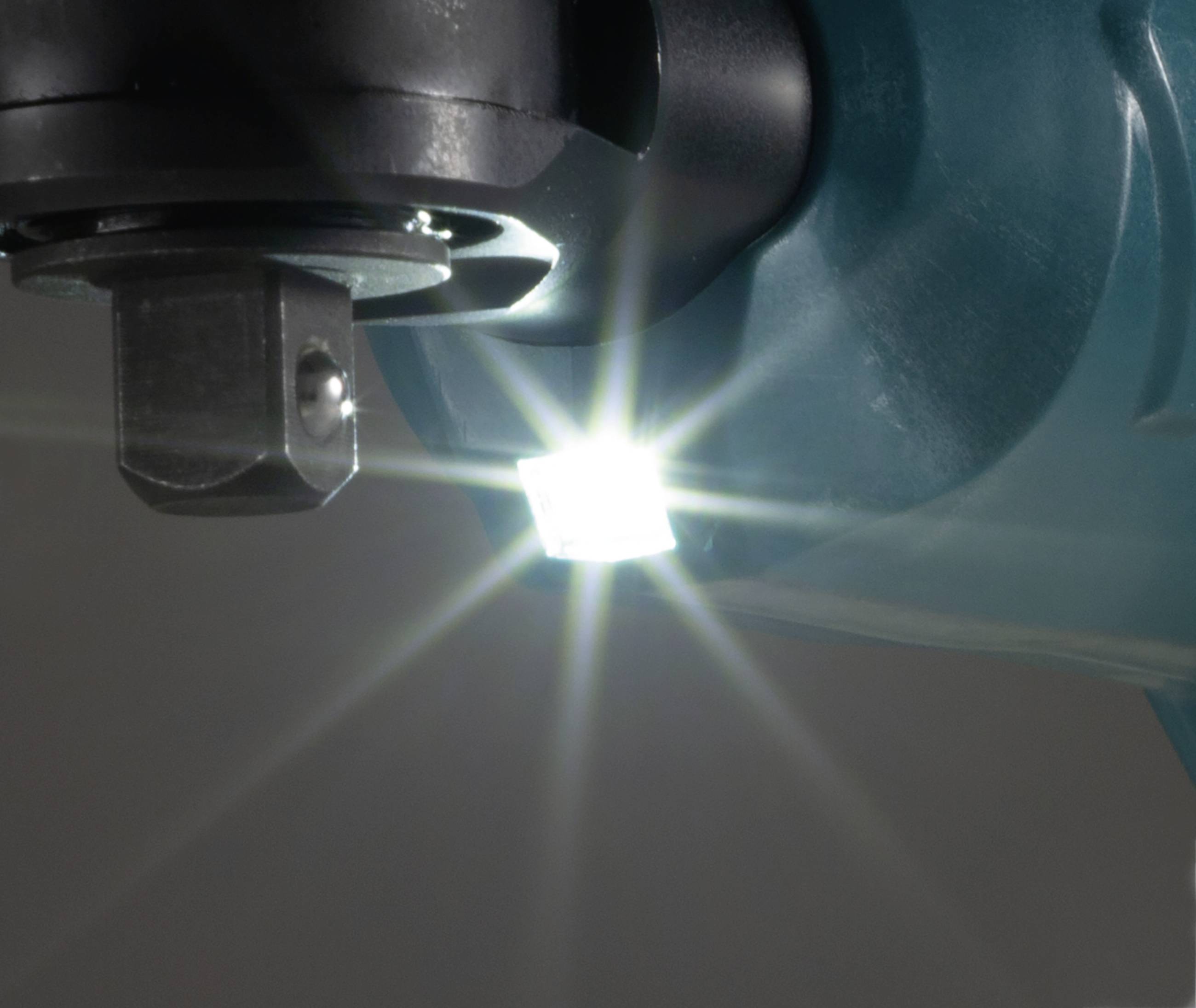 Nahaufnahme eines leuchtenden LED-Lichts an einem mechanischen Gerät. Das Licht strahlt hell nach vorne und betont das Werkzeug.