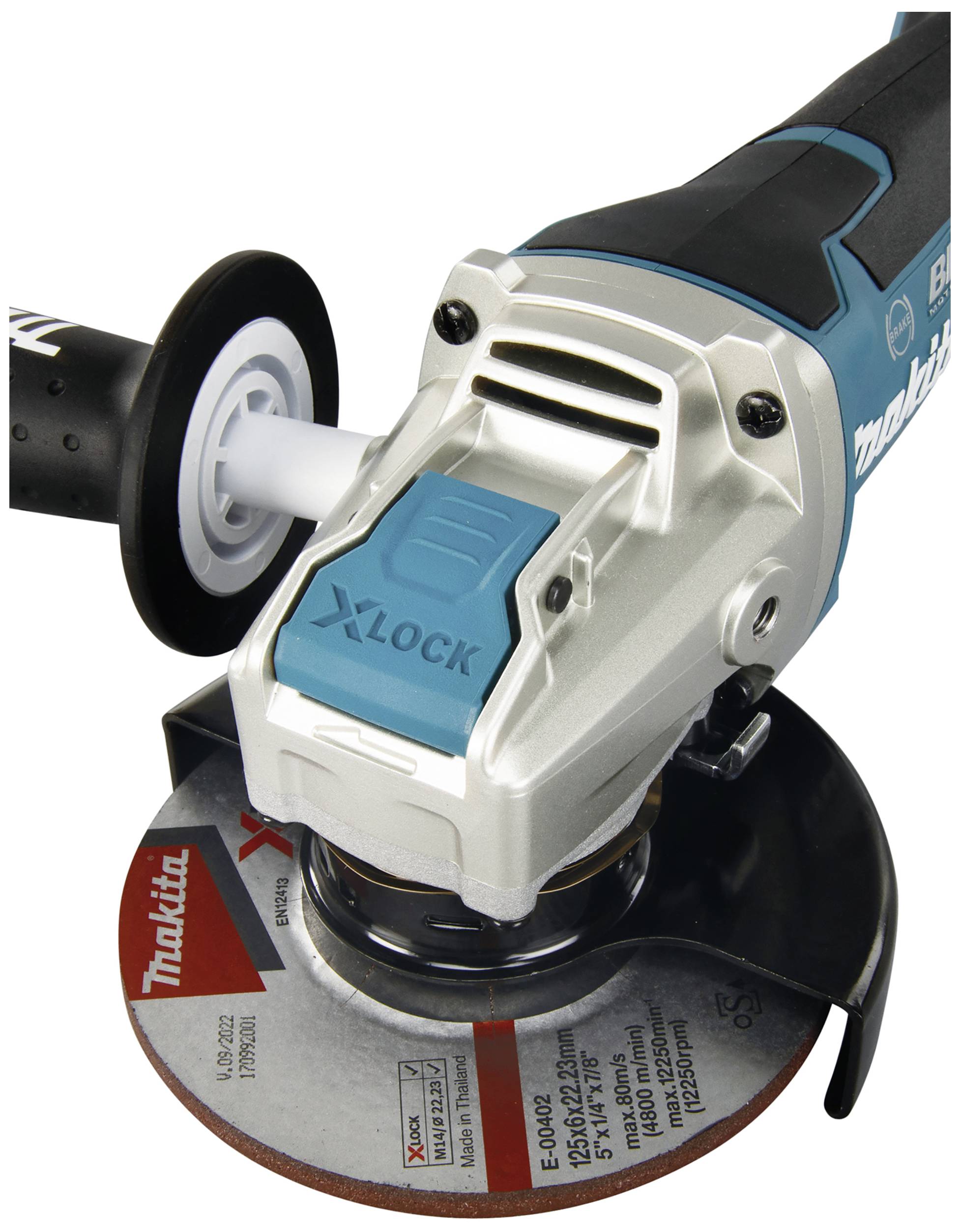 Ein Winkelschleifer mit einer Scheibe von Makita. Das Gerät hat einen blauen X-LOCK-Schalter und einen Schutzgriff.