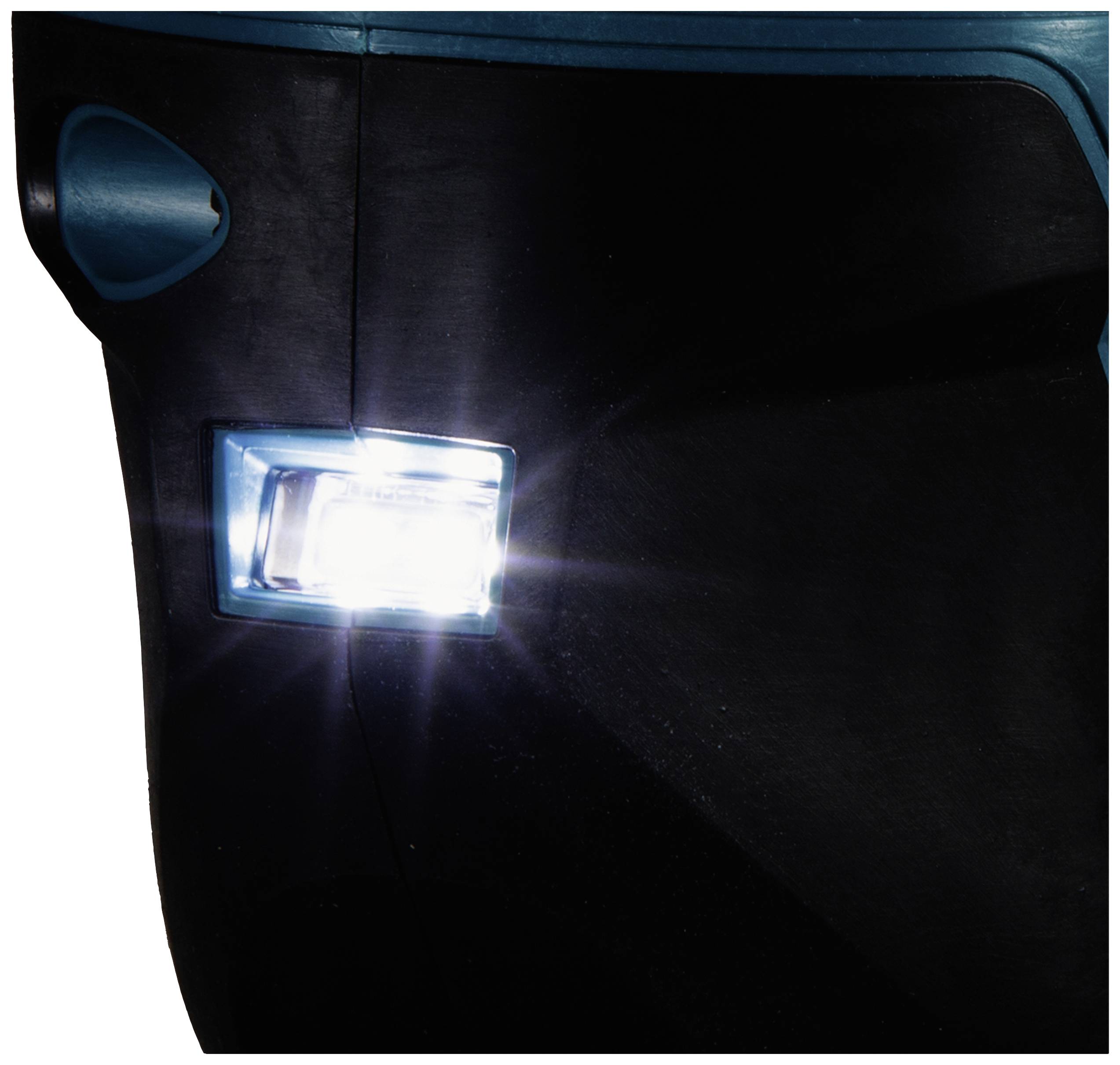 Eine Taschenlampe leuchtet hell in dunkler Umgebung, die Kanten eines dunkelblauen Plastikgehäuses sind sichtbar.