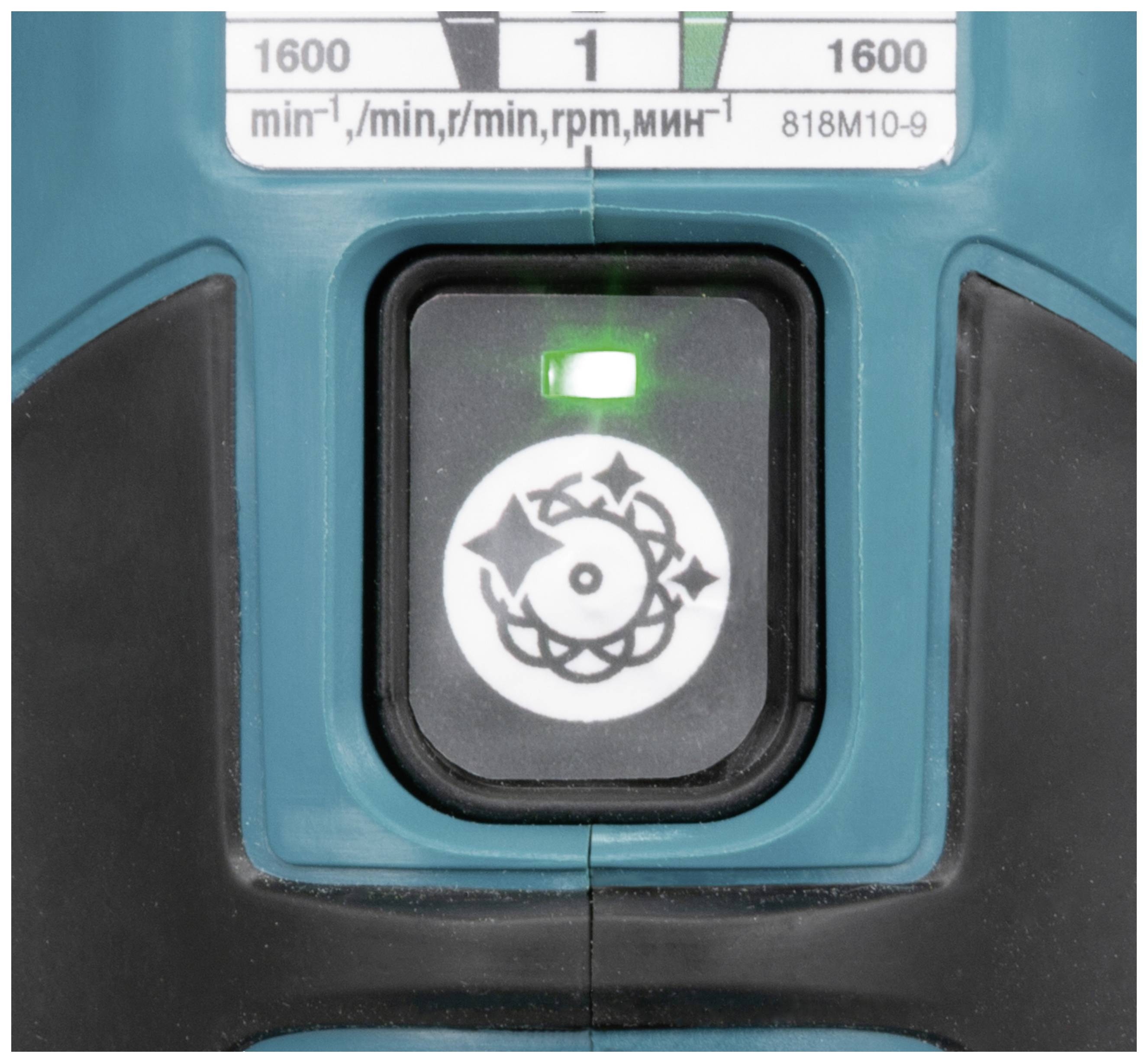 Grüner Knopf auf einem Werkzeug mit Symbol für rotierenden Sägeblattmodus. Oben steht Drehzahlbereich '1600 min⁻¹'.